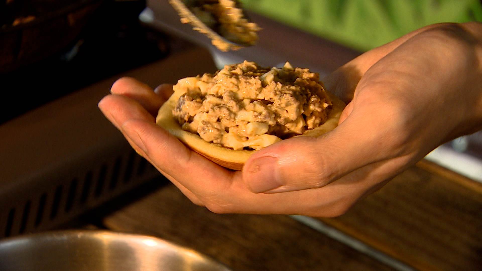 知名主廚大顯身手，運用美國蘭德牛肉做出牛肉塔塔銅鑼燒跟泰式牛肉生菜捲，讓民眾大飽口福。（圖／東森新聞）