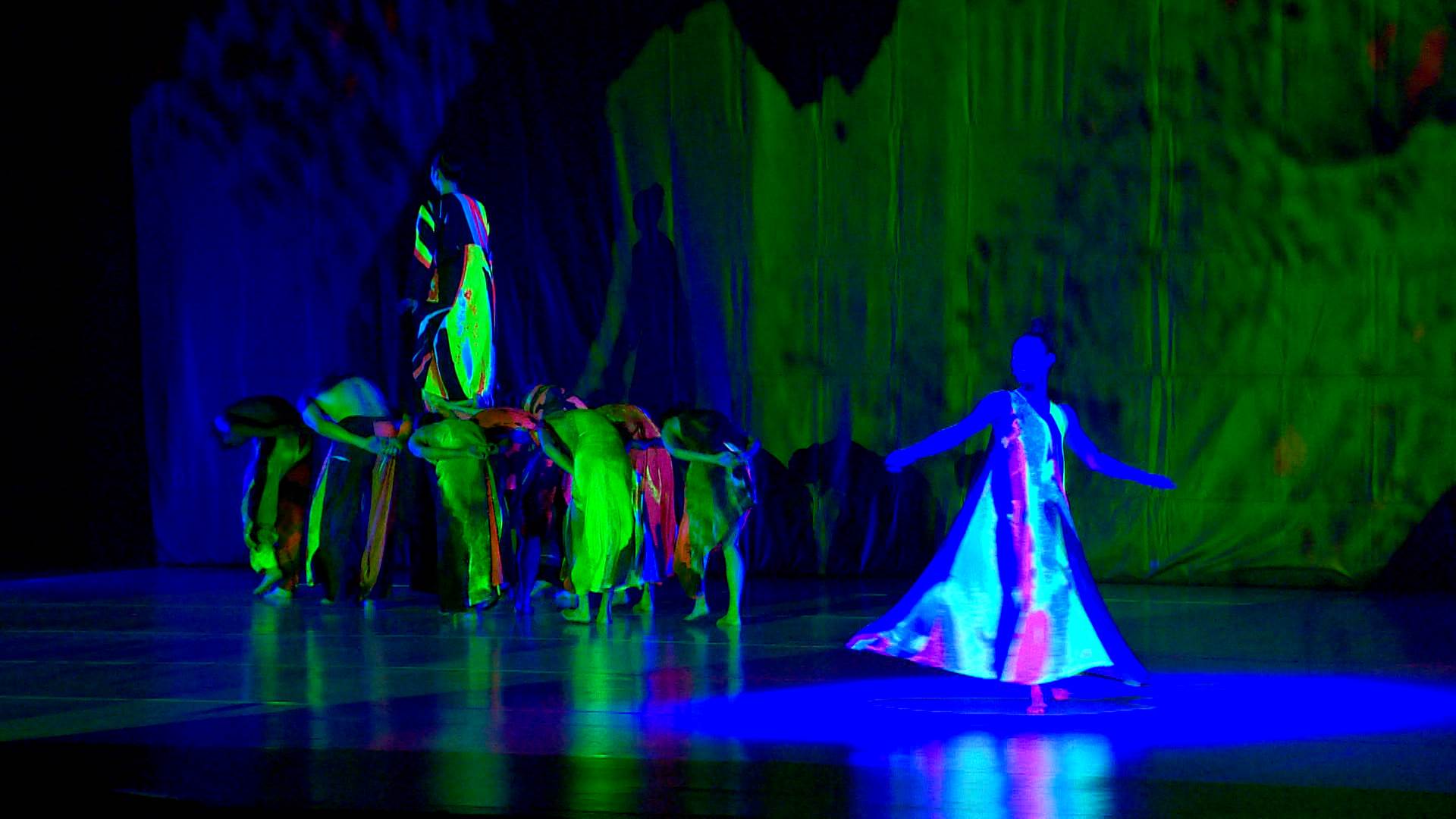 雲門舞集融合了廟會古調和視覺藝術，詮釋台灣庶民風景的十三聲。