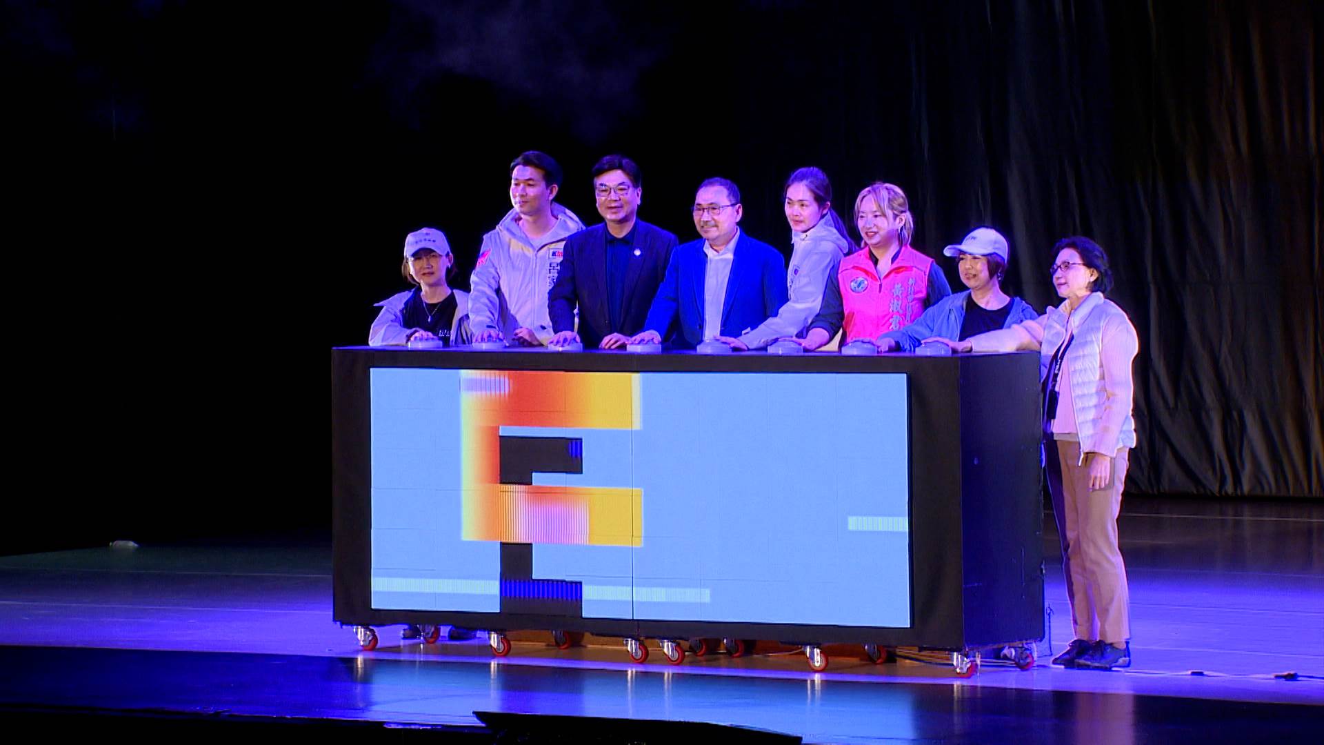 一鍵啟動新北城市美學新時代，從新北市長侯友宜、副市長暨新美館董事長、劉和然等人，都一起來見證藝術的力量。