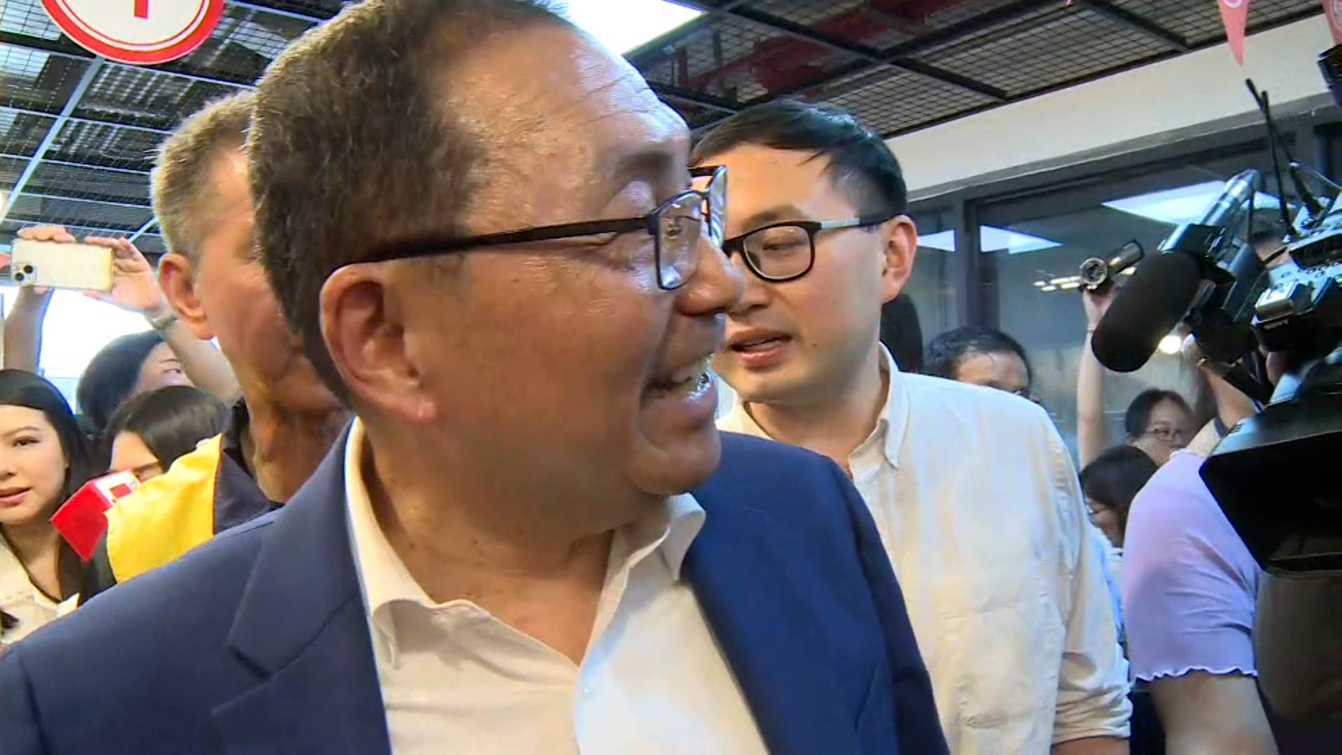 新北市長侯友宜親自走訪龜吼漁夫市集，推廣海港觀光新亮點。（圖／東森新聞）