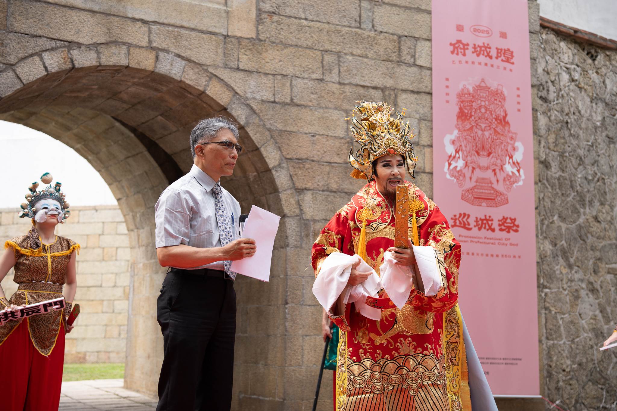 文化局代理局長林韋旭(左)與<a href='/search/tags/明華園/' target='_blank'>明華園</a>演員於記者會現場互動,象徵府城三百年來文化傳承與當代創新交會。(圖/臺南市政府提供)