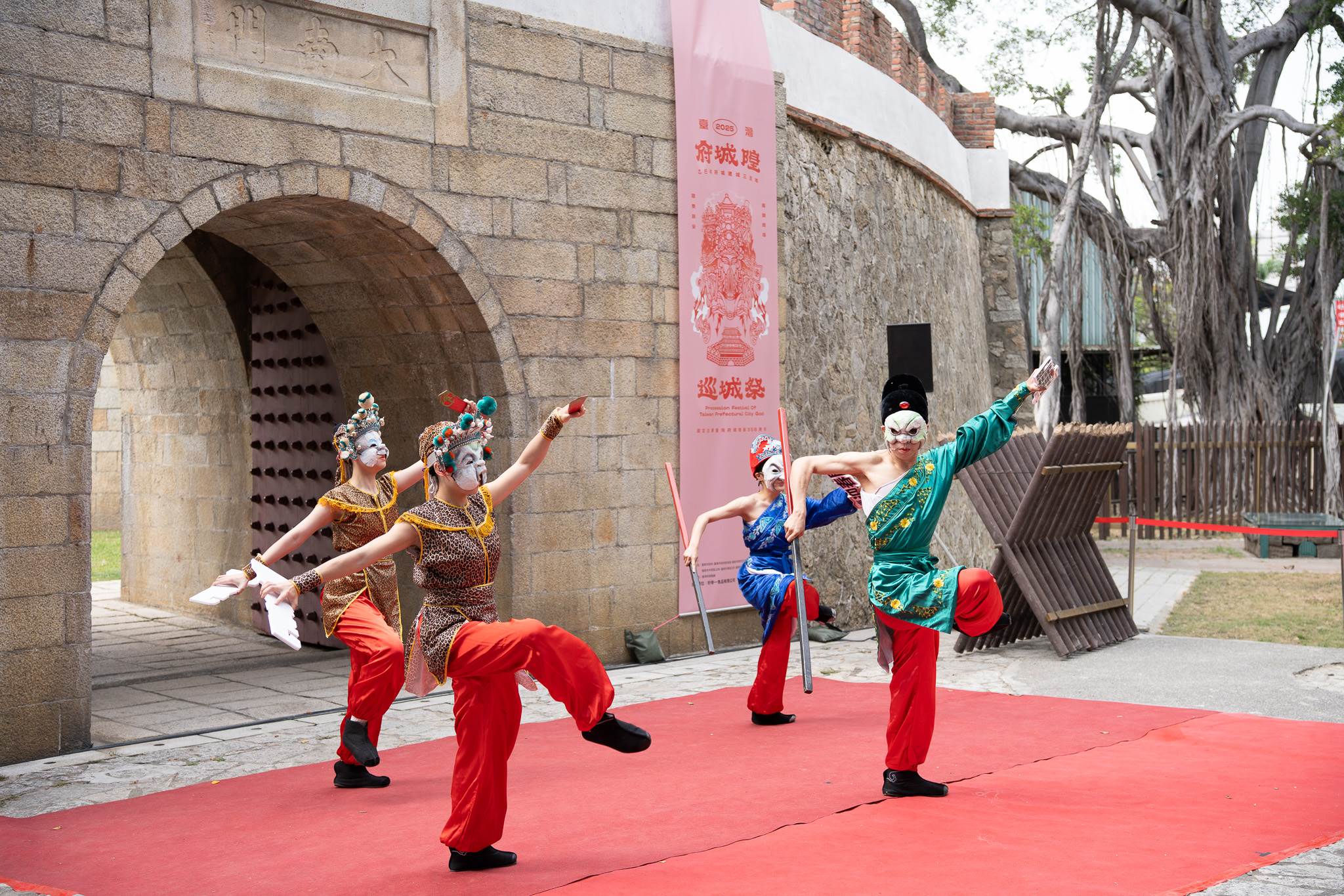 明華園演出《城隍巡察錄》,結合大南門城實景,為「府城城垣節」揭開序幕。(圖/臺南市政府提供)