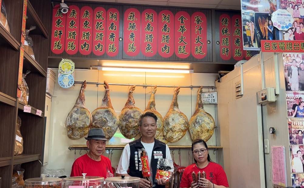 0428-3_5月2日起3天建國市場攤商響應物調券推優惠-市議員也熱情相挺拍攝廣告片