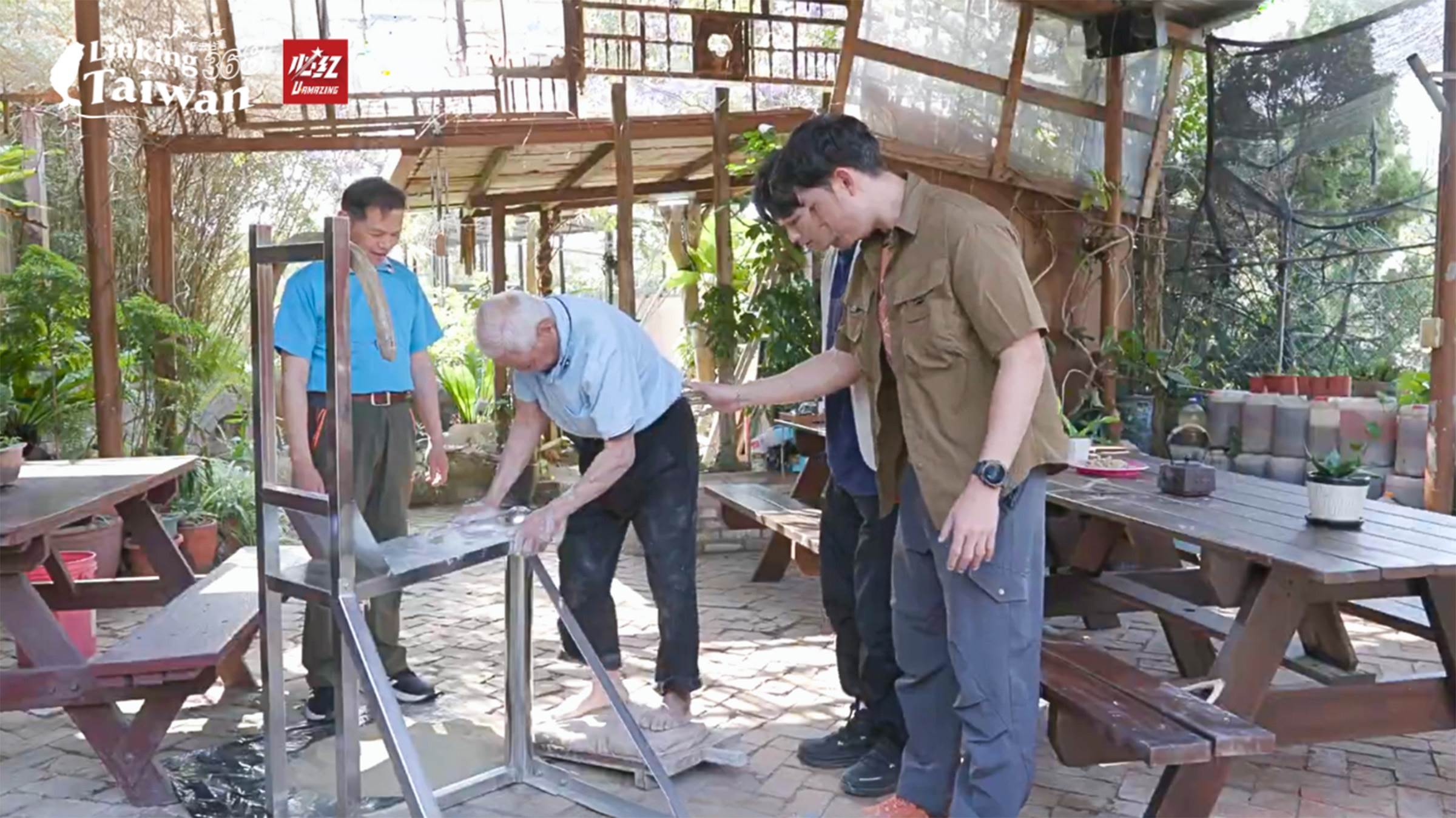 今年八十歲的柏爸爸，帶著主持人舞陽和威登體驗古法壓製瓦片與挑瓦片，透過雙手觸摸歷史，感受傳統產業的溫度。（圖／《恁去台灣》提供）