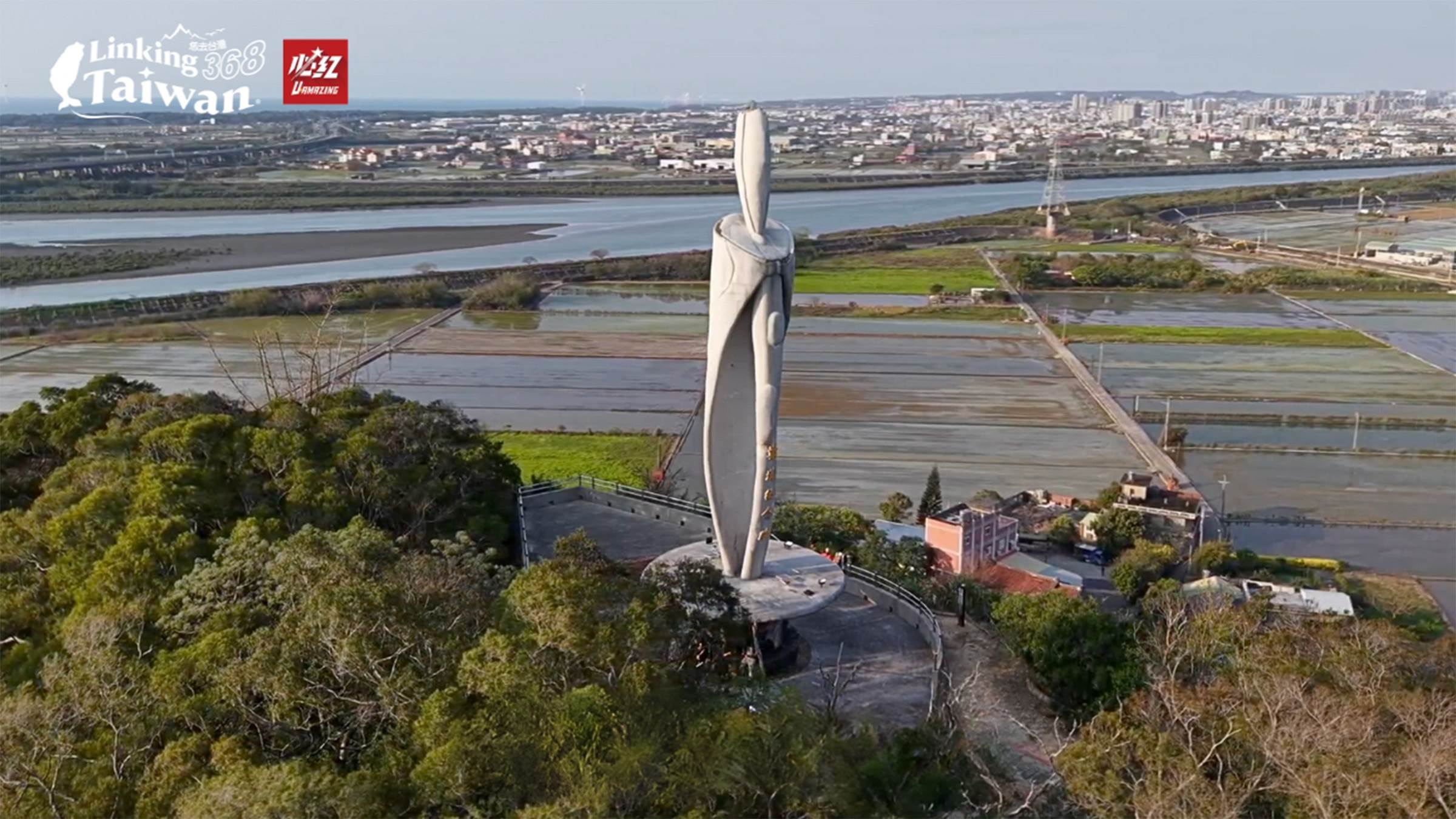 碑上的兩滴淚水造型，象徵著當年被他救起的兩個無辜孩子，傳遞著深沉的悲憫與崇高的勇氣，彰顯了一位真正英雄的無畏與奉獻。（圖／《恁去台灣》提供）