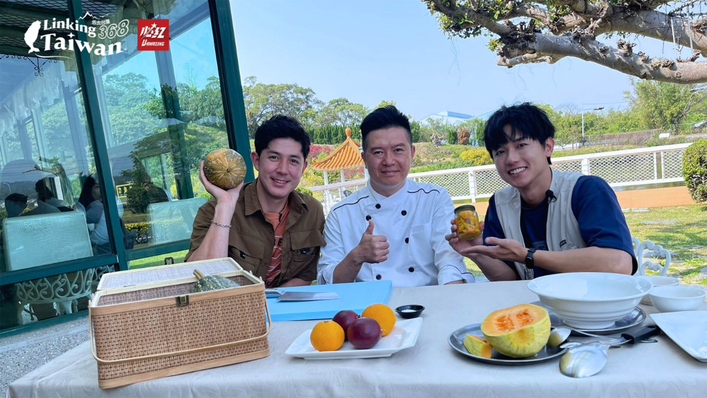 在結束了步道之旅後，來到這裡品嚐一頓美味的餐點，正是解饞的好時機！這家餐廳的特色料理是「金瓜綜合錦菇義大利麵」，其獨特的金醬是由造橋當地的南瓜製成，甘甜的南瓜與鮮蔬搭配，製作出清爽、健康又零負擔的美味。每一口麵條都帶著自然的南瓜甜味，配上新鮮的錦菇，口感層次豐富，讓人回味無窮。（圖／《恁去台灣》提供）