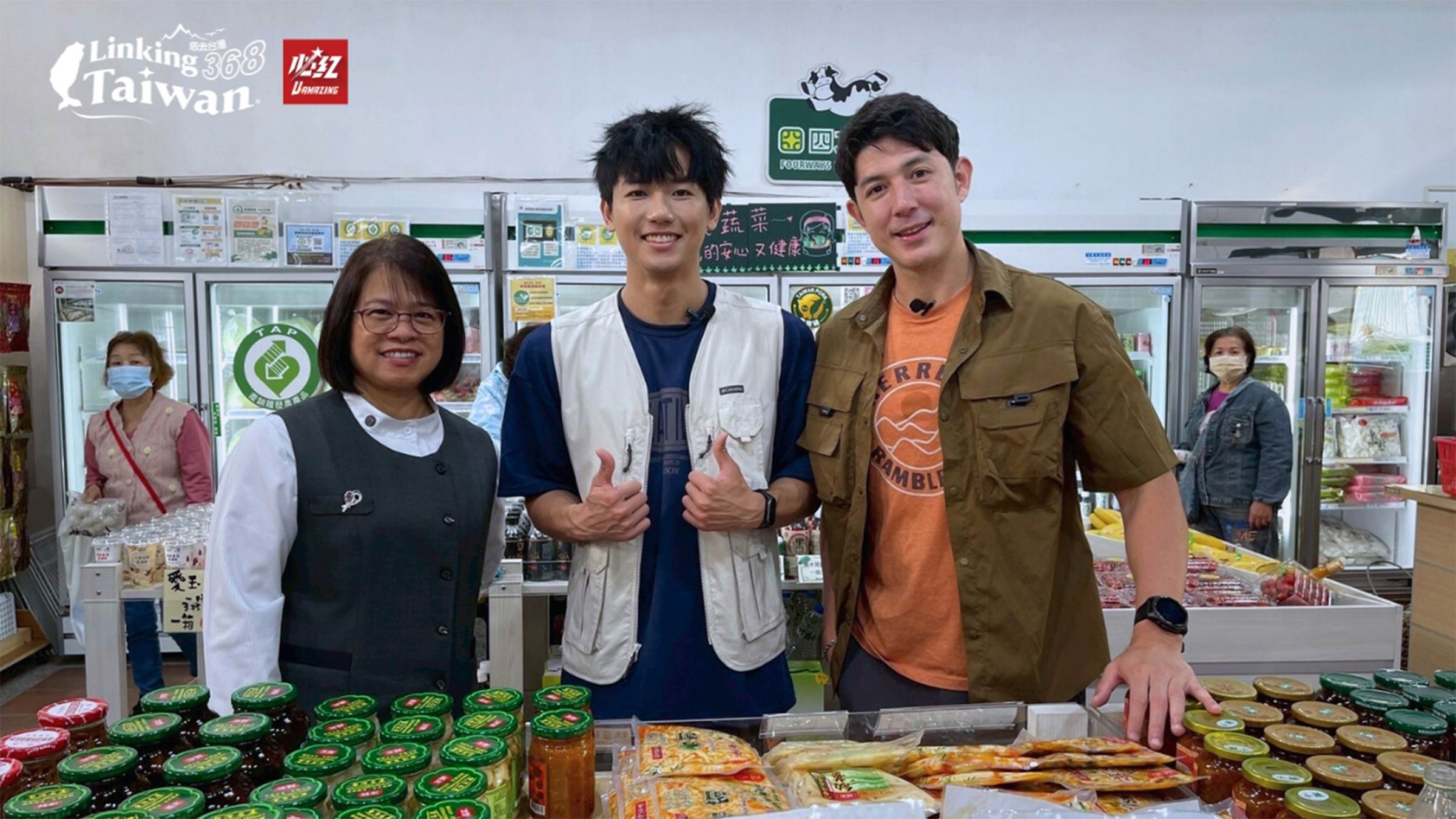 農會特別設立的農村社區小舖，讓在地產銷班的農產品能夠更方便販售，這裡都是當地最鮮的食材喔！以前這裡是肥料倉庫，建築活化重新整理才變成現在的樣子。（圖／《恁去台灣》提供）