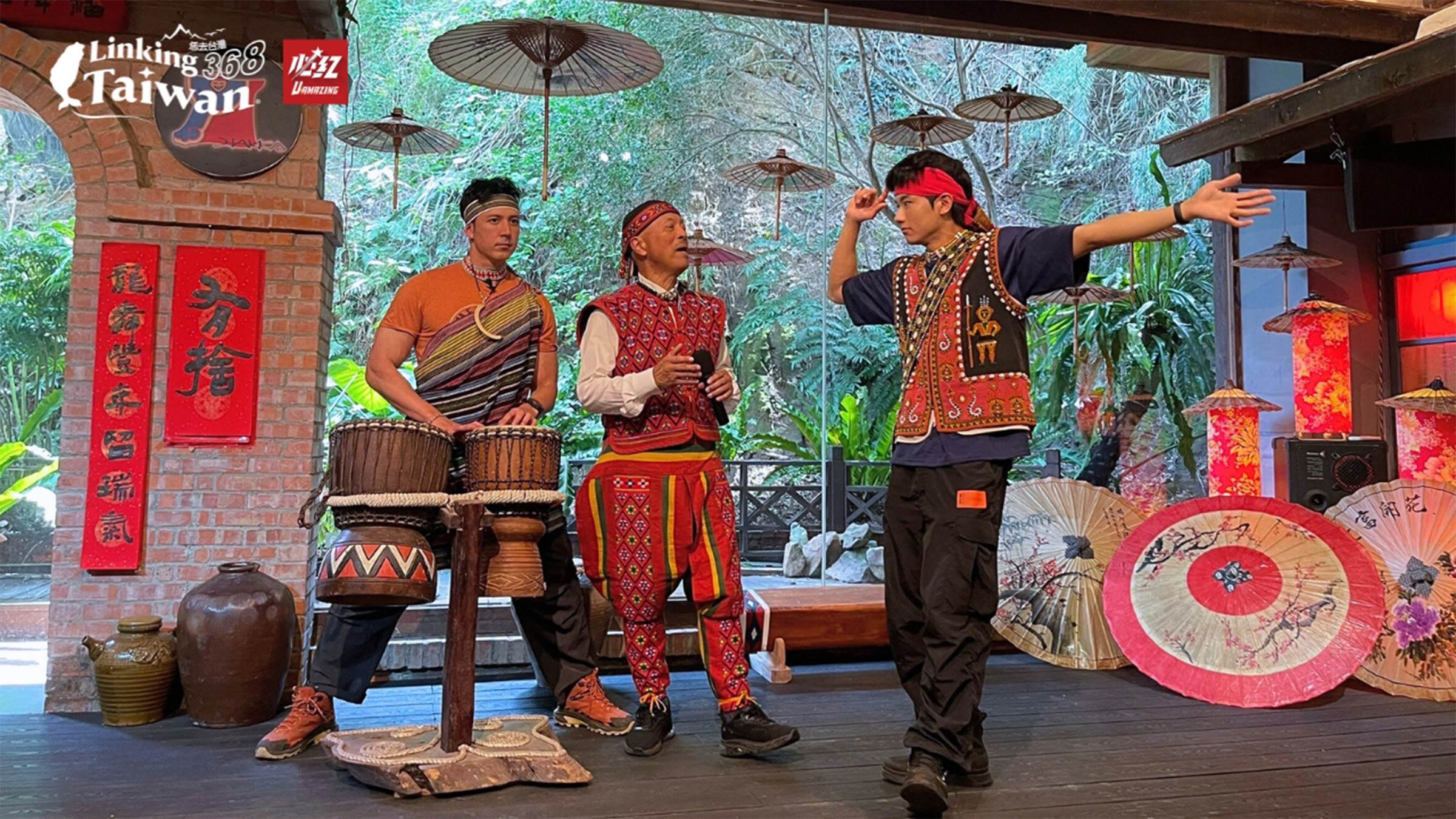 在力馬生活工坊，舞陽與威登感受原住民與客家文化交融的溫度，手作體驗中，他們獲得一組原民風格瓷盤。這些承載風土情感的器皿，也成為接下來山林餐桌料理的主角之一。（圖／《恁去台灣》提供）