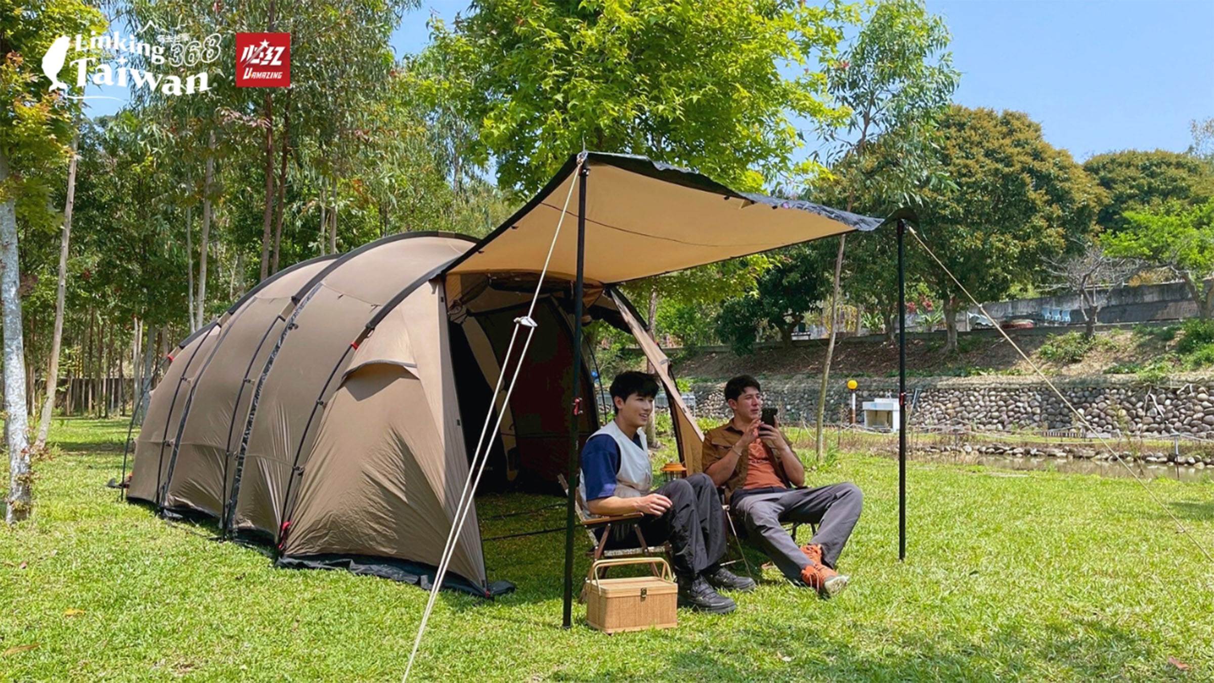 兩位露營新手忙碌地搭起帳篷，經過一番手忙腳亂，終於完成，興奮地擊掌慶祝！雖然有些慌亂，但他們滿臉專注，臉上帶著一絲期待和興奮的笑容，這一切都讓這個小小的挑戰顯得格外有趣和充滿回憶。（圖／《恁去台灣》提供）