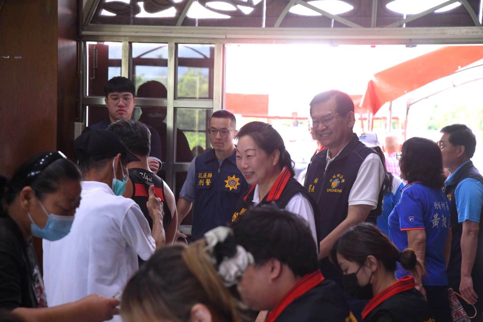 社會處指出，現場不僅發放物資券，更是宣導各項福利措施的機會。（圖／花蓮縣政府）