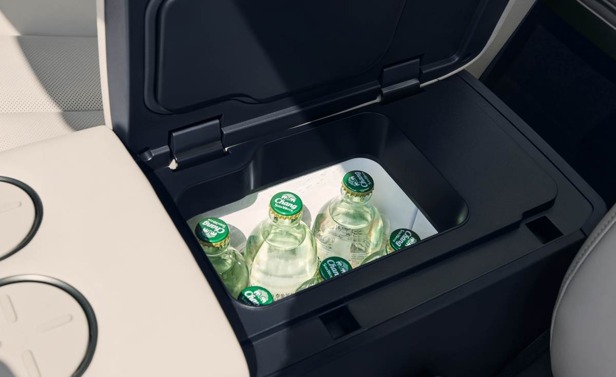 中央扶手內配有冷熱兩用保溫箱，提高車輛實用性。（圖／日產提供）