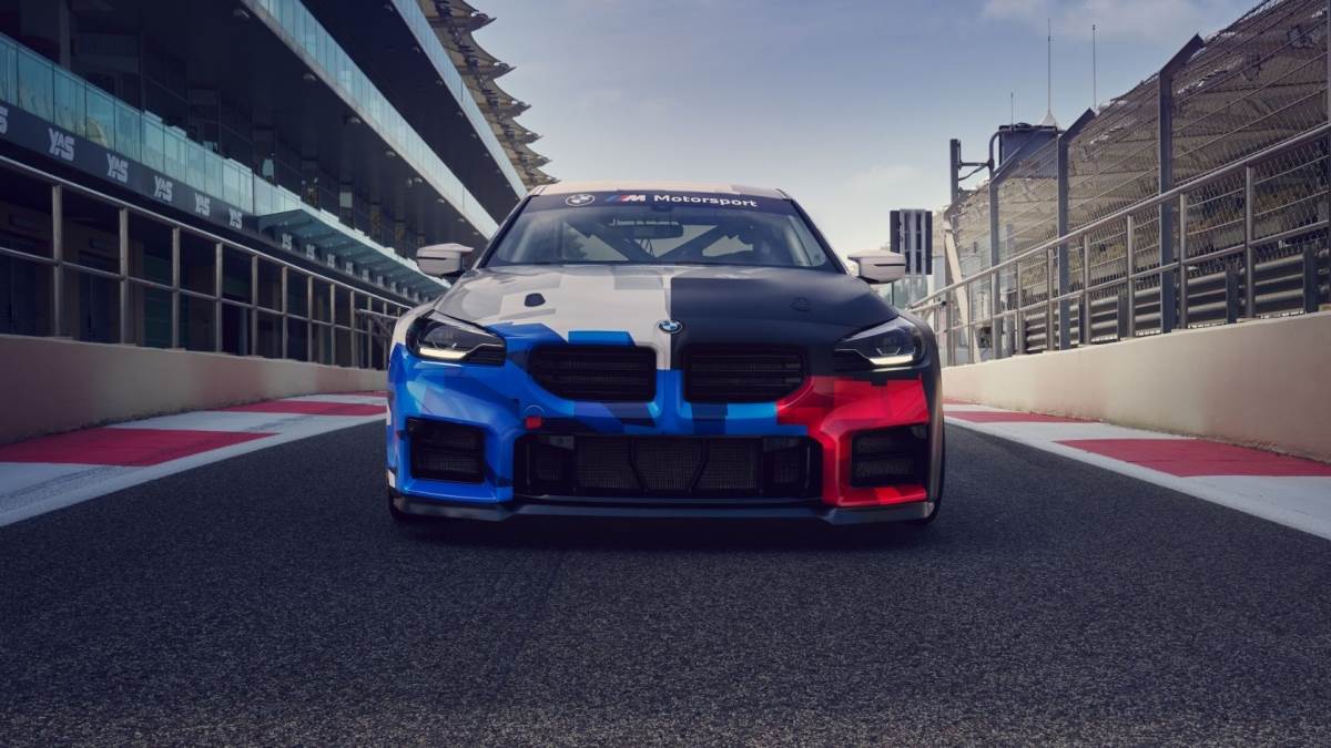 車輛外觀基本上與市售版M2接近，但換上了更多具侵略性的空力套件。（圖／BMW提供）