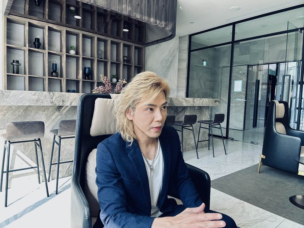 《HEAVEN天堂樂團》創辦人江總監對於現今商演樂團的發展侃侃而談，透過優質的樂團表演可以讓活動更熱烈。