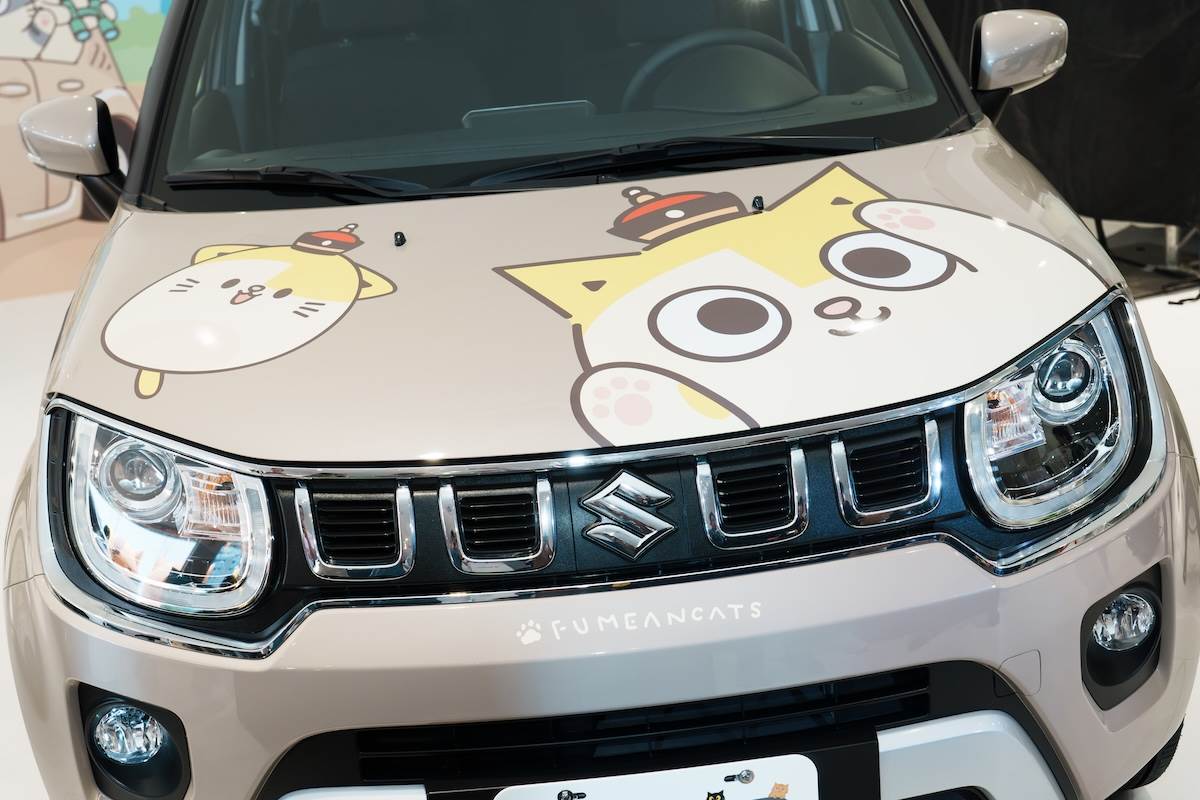 引擎蓋上有兩隻可愛的黃阿瑪，保桿則有「fumeancats」字樣。（圖／林昱丞攝影）