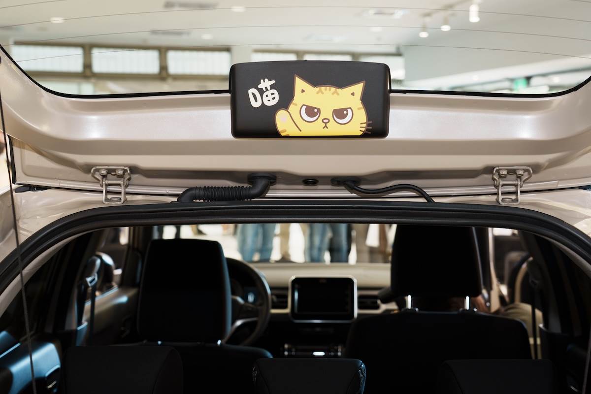 第三煞車燈後面有一隻嚕嚕。（圖／林昱丞攝影）