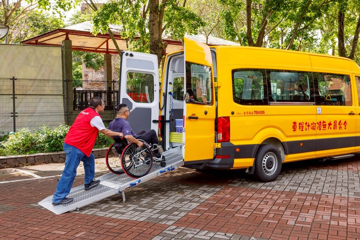 斜坡套件方便輪椅使用者上下車。（圖／台灣福斯商旅提供）