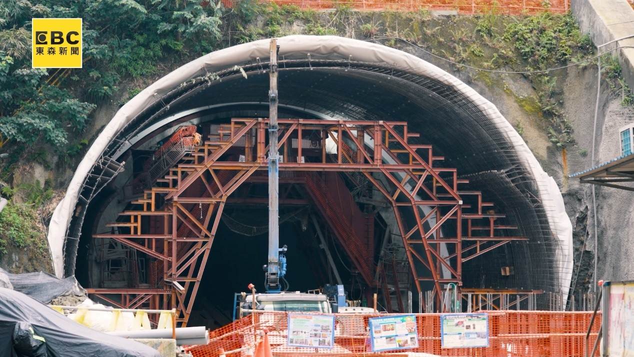 南港隧道通車，從中研特區開車6分鐘可達南港市區。