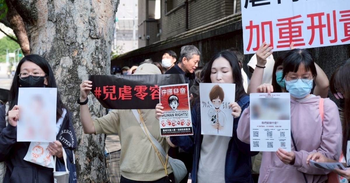 民眾在法院外表達兒虐零容忍、虐兒加重刑責的訴求。（圖／東森新聞）