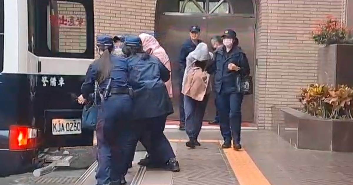 劉姓姐妹保母涉嫌虐死剴剴，國民法庭審判日出庭時用衣服蓋住。（圖／東森新聞）