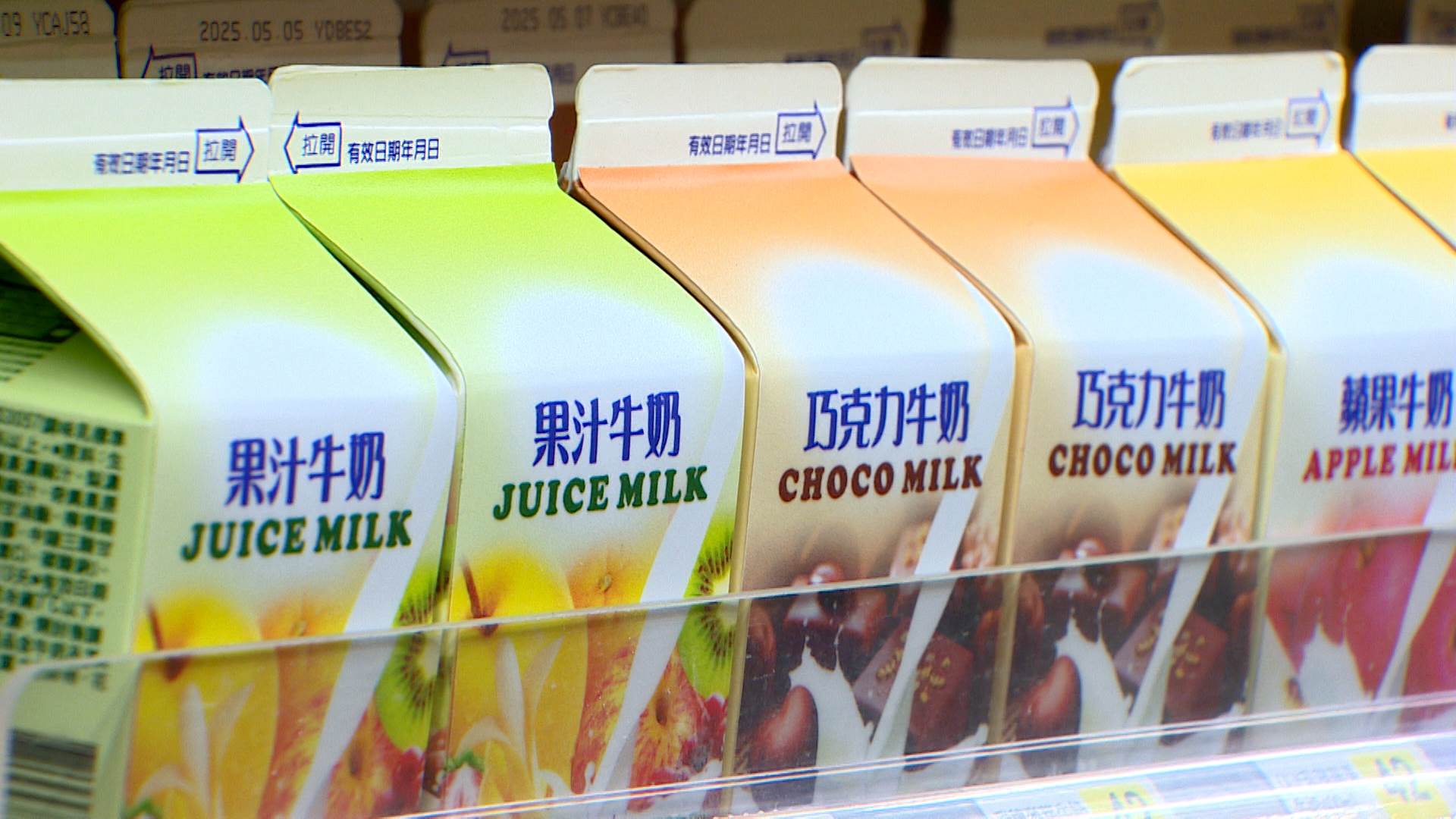 知名調味乳品牌與國民零食夢幻攜手研發，將蘋果牛奶酸酸甜甜的滋味完整復刻到玉米脆條，用經典玩出新風味。（圖／東森新聞）