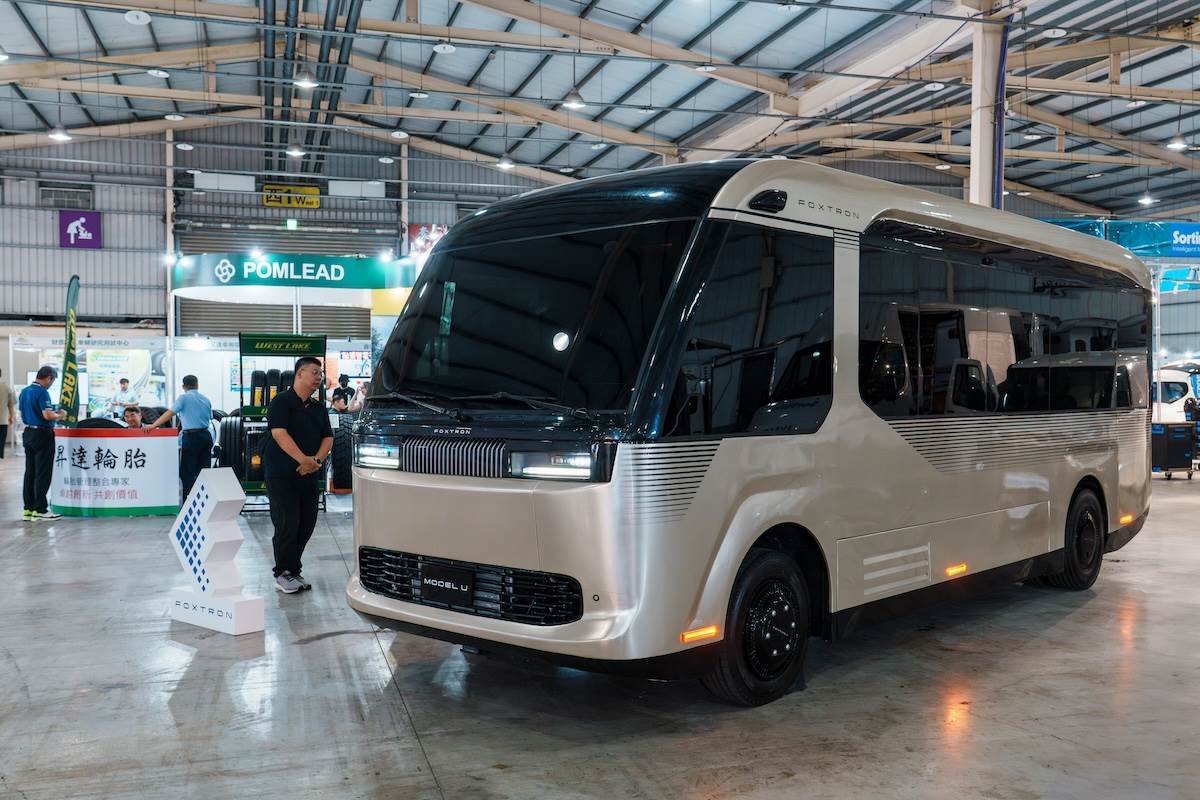 鴻華先進中型巴士Model U外觀採用家族的設計語彙，保有著簡潔與科技的氛圍。（圖／林昱丞攝影）