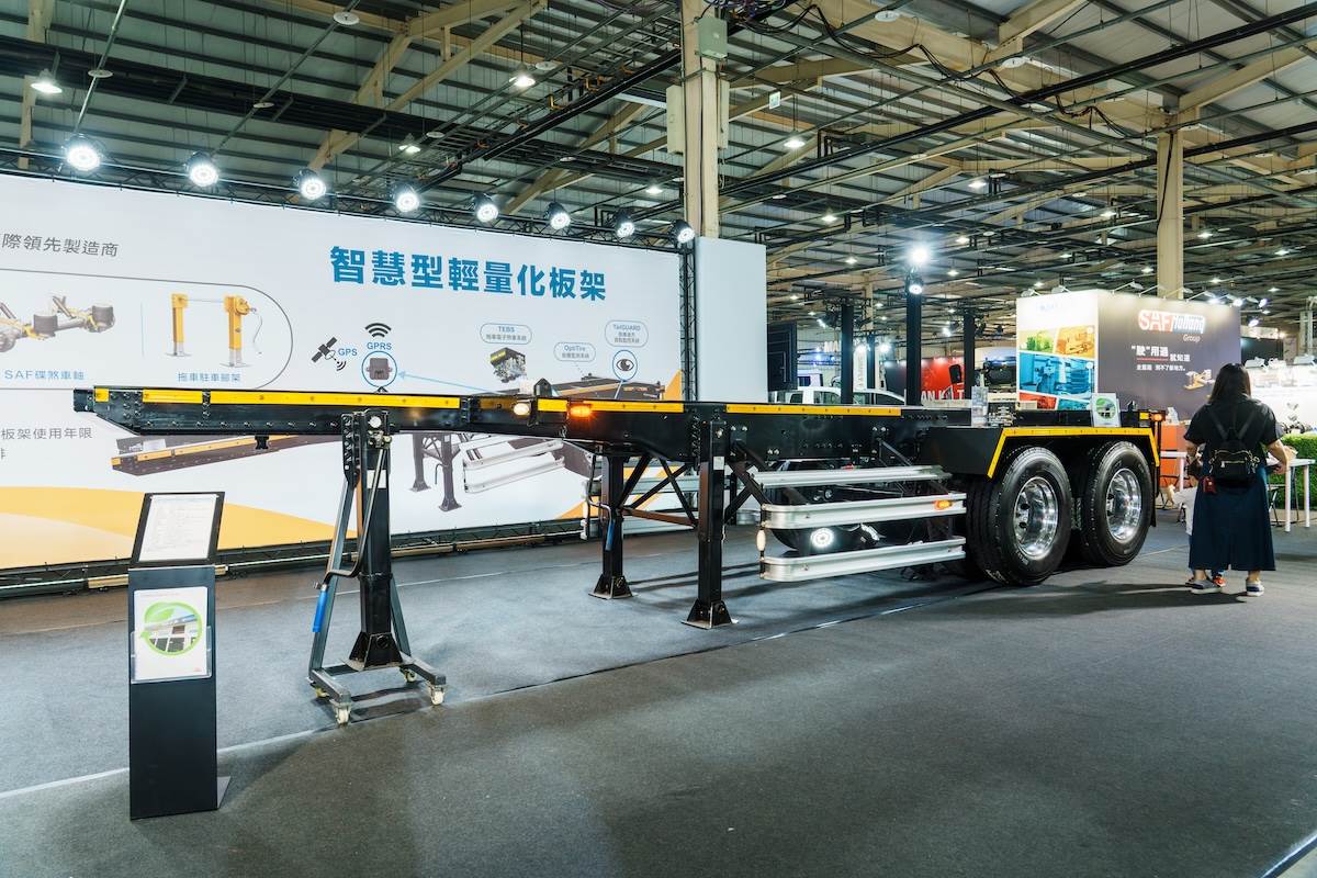 晟威工業發表「智慧型輕量化板架」，可大幅降低500公斤的重量。（圖／林昱丞攝影）