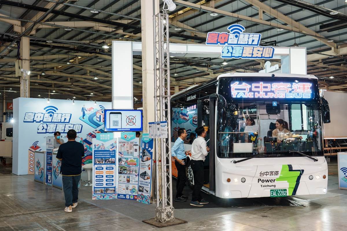 地主台中市政府將電動公車開進場內，並表示補助公車安裝ADAS系統，去年已將全市的1,280輛公車安裝完畢。（圖／林昱丞攝影）