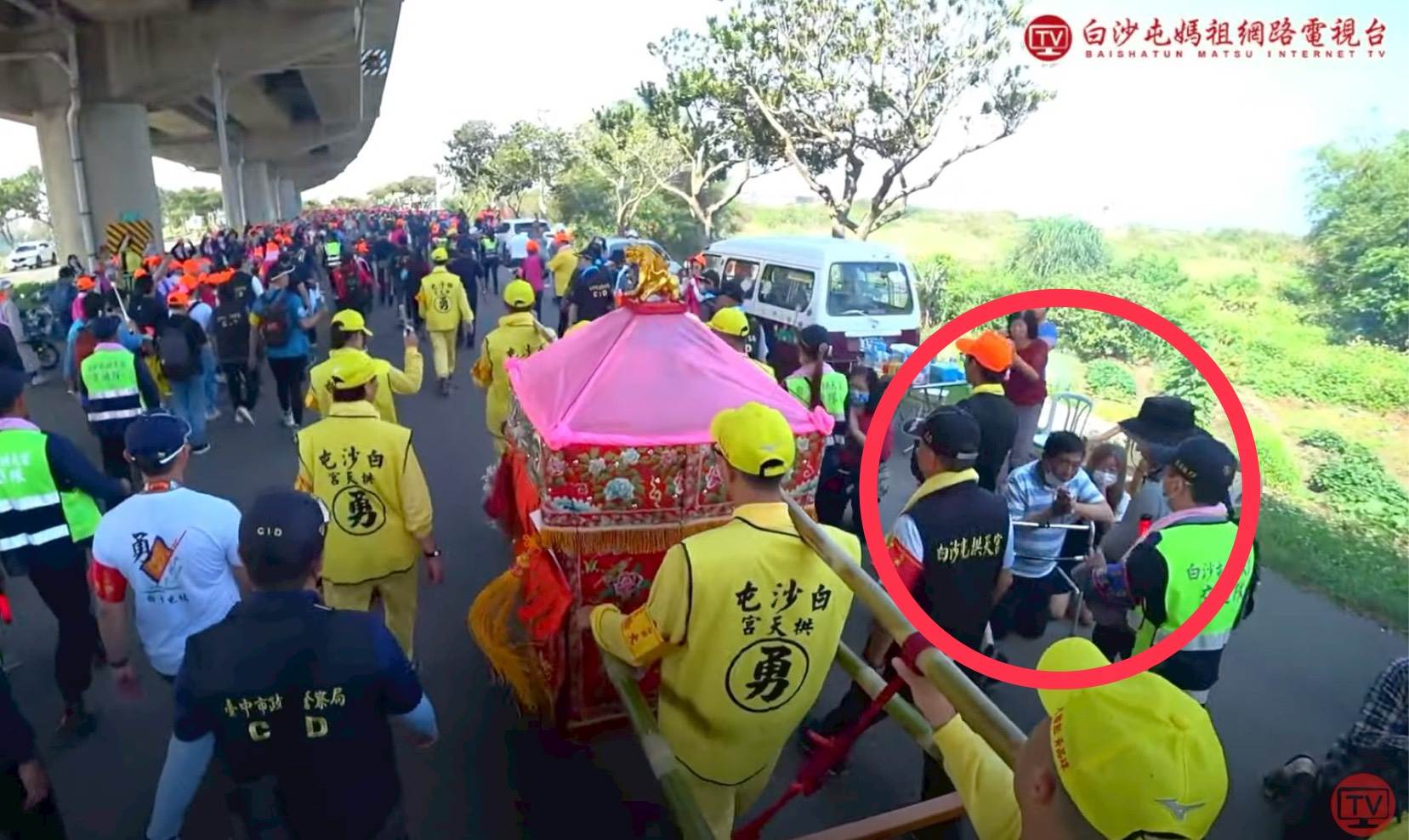 白沙屯媽祖突然停下，為行動不便的男子祈福。翻攝白沙屯媽祖直播