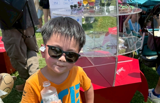 可愛兒童鏡框試戴。（圖／寶島眼鏡提供）