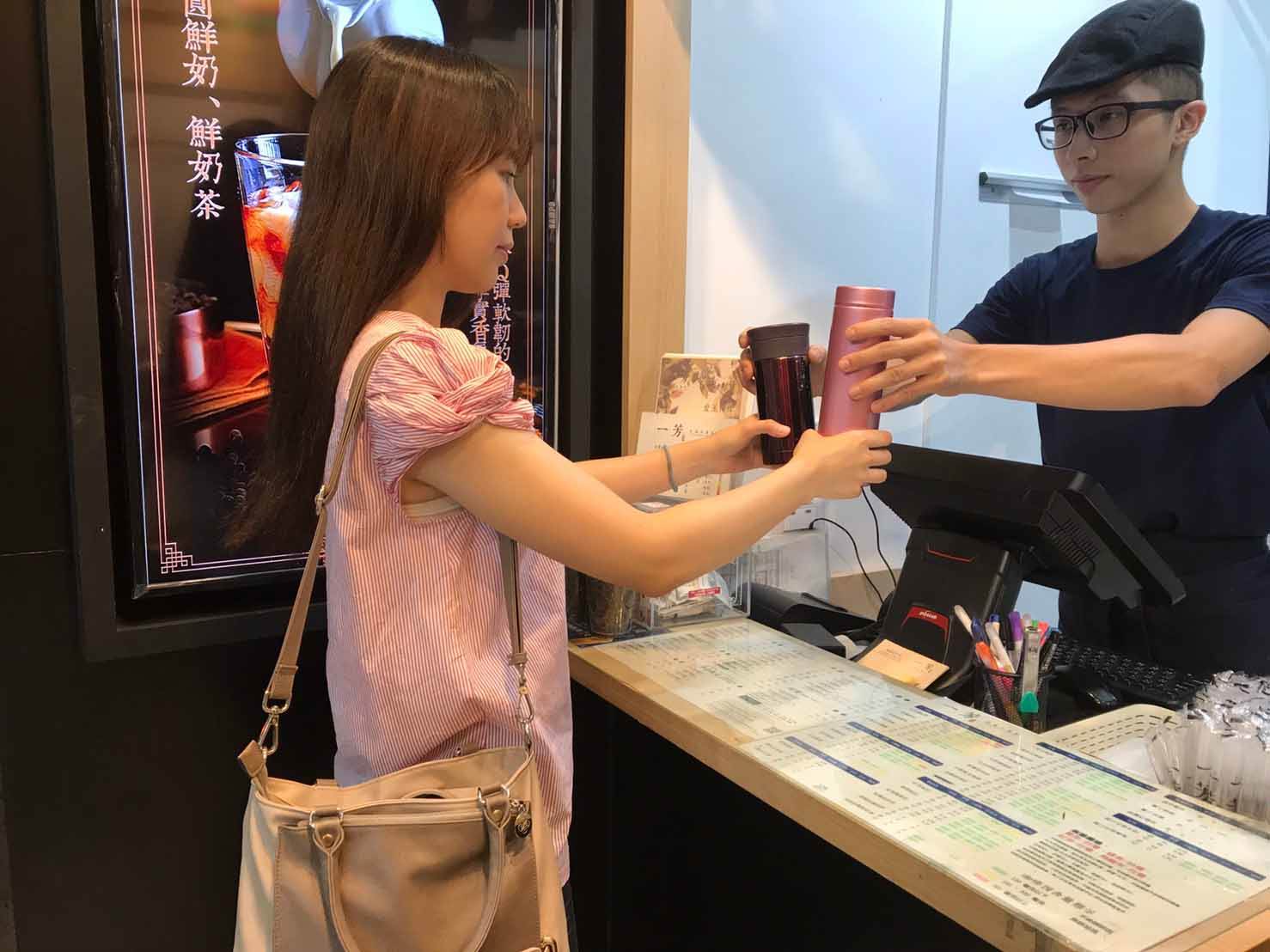 民眾不只在逛市場時能以「自備、重複、少用」3招減少使用一次用塑膠袋，日常生活中也。（圖／新北市政府提供）