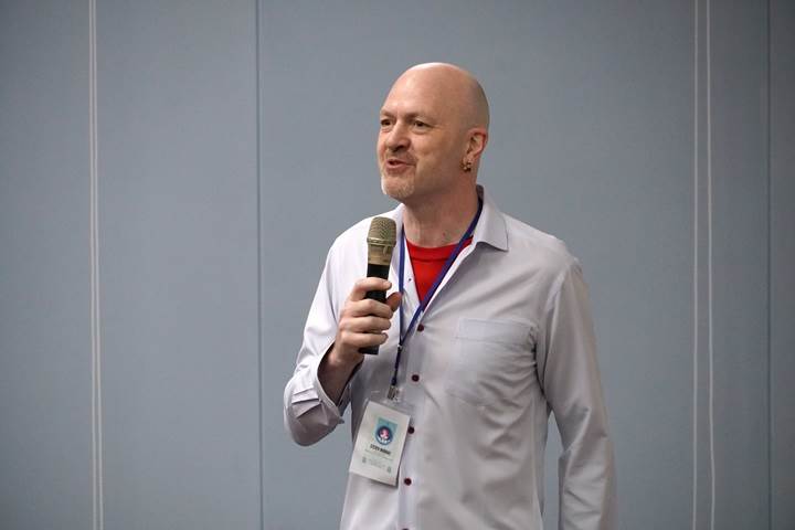 校方特別請英國EMI名師Steven Murray擔任會議主持人，期望能在彼此的交流下，共同提升台灣雙語教育的品質。（圖／中華大學提供）