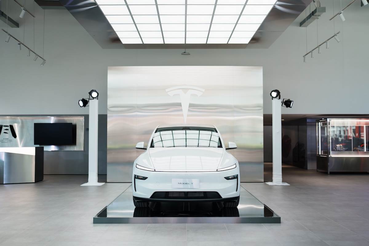 Model Y預賞會辦在全新開幕的「台北南港服務體驗中心」。車頭造型更為簡潔，具有未來科技感。（圖／林昱丞攝影）
