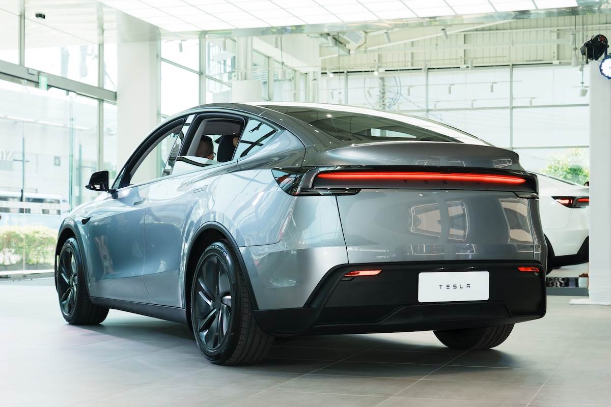 車尾單一貫穿式尾燈採用「間接反射式車身面板尾燈」，為同級產品中首款這樣設計的車款。（圖／林昱丞攝影）