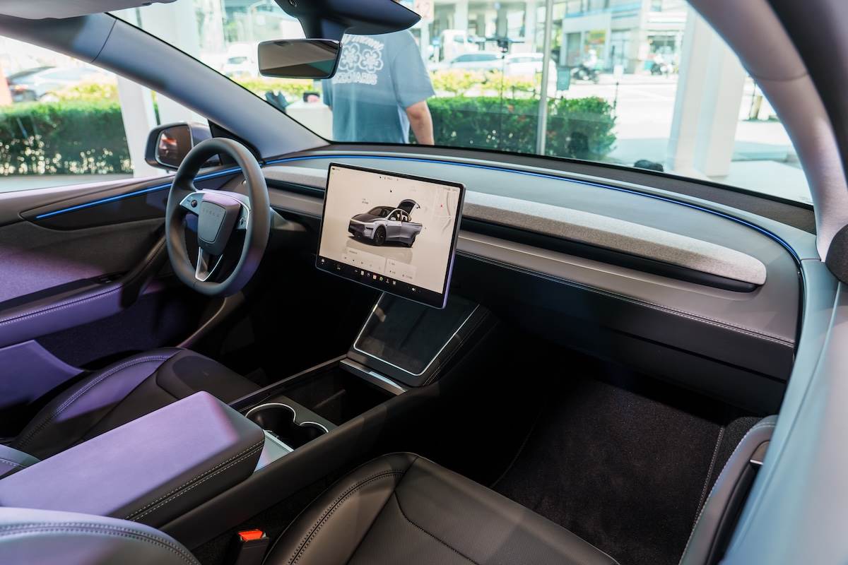 前座新增256色氣氛燈、15.4吋高解析度中央觸控螢幕，且質感也大幅提升。（圖／林昱丞攝影）