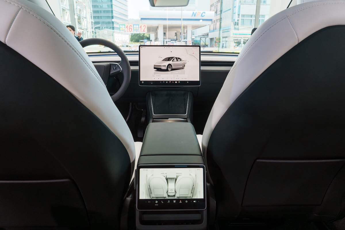 後排有個8吋觸控螢幕，可操控前方座椅、聽音樂、看影片與打遊戲。（圖／林昱丞攝影）