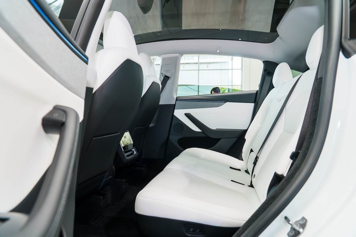 後排空間變大，且有可一鍵自動傾倒的後排加長座椅，加上上方的全新鍍銀隔熱全景玻璃車頂，帶來更舒適的表現。（圖／林昱丞攝影）