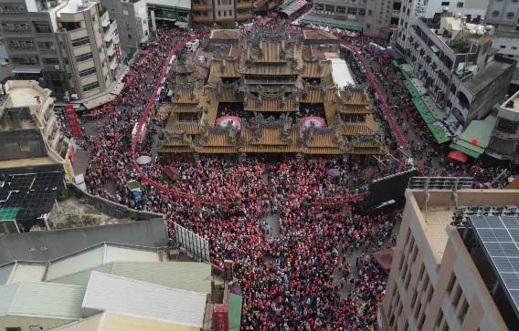 白沙屯媽祖還沒到，朝天宮外圍已經充滿人潮