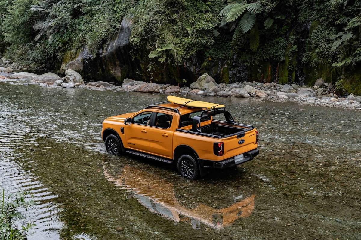 FRS可調式裝載系統橫桿立起時，與摺疊式車頂置放架齊平，可穩固長形物品。（圖／福特六和提供）