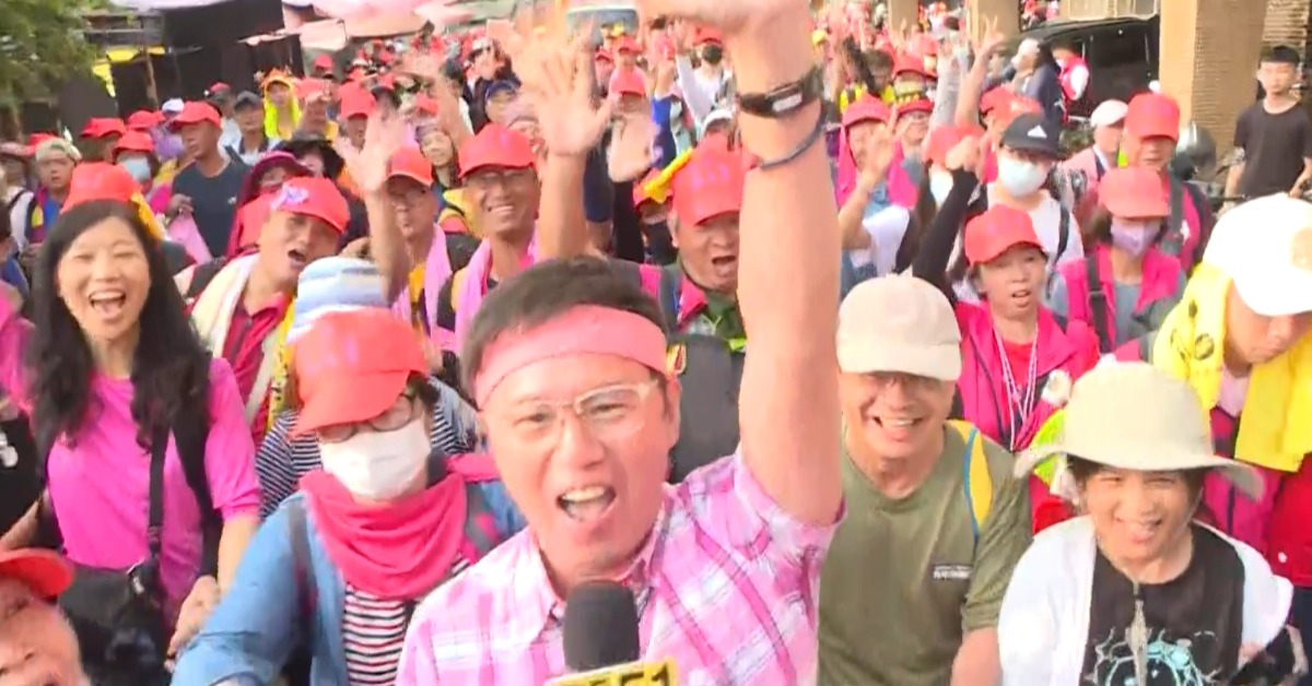 苗栗白沙屯媽祖進香今（5）日進入第5天，休息一晚後，清晨5時繼續北返回鑾，信徒們十分熱情。（圖／東森新聞）