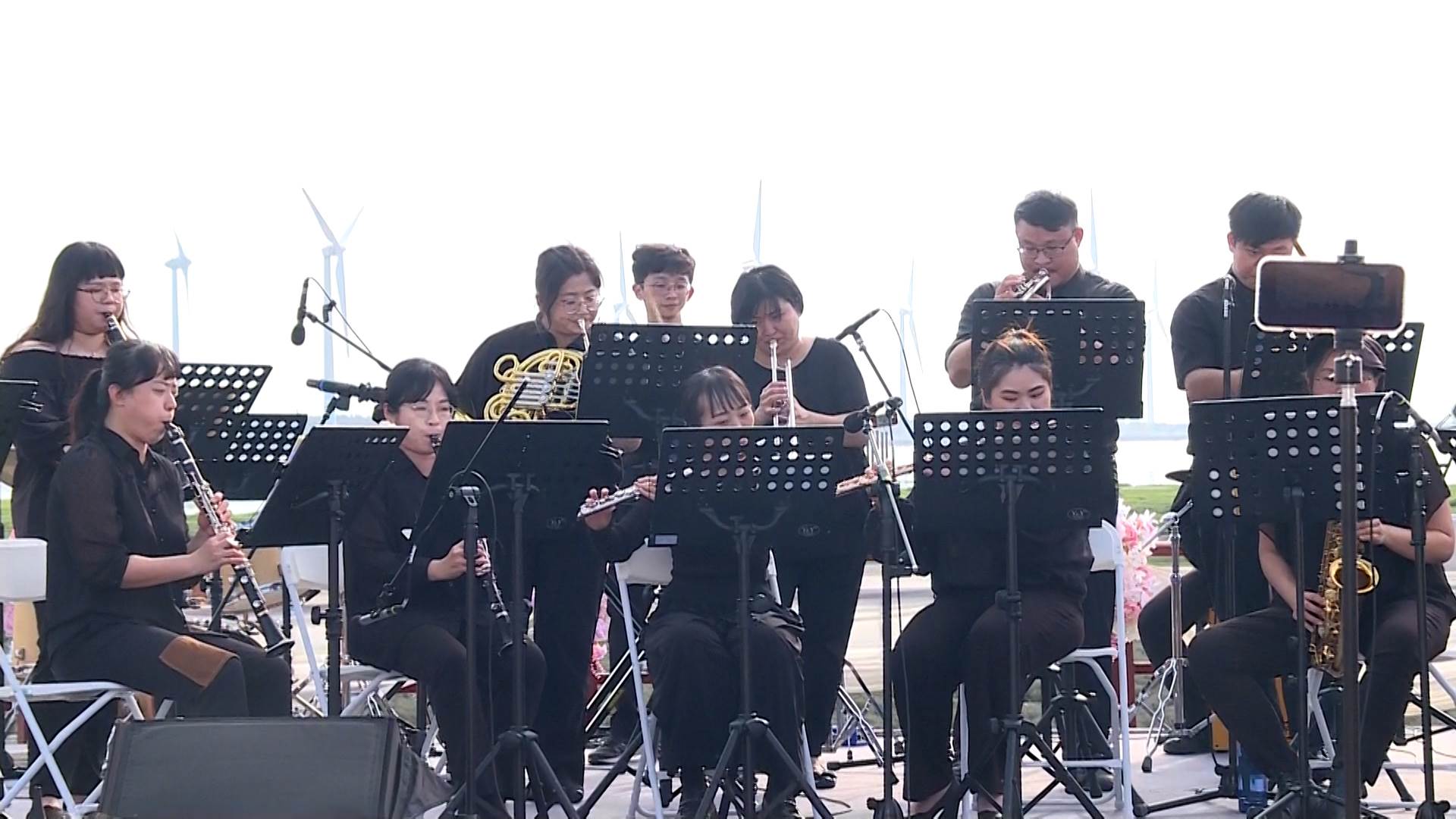 活動邀請多組管樂團等音樂團體演出，同時結合大學時尚系學生穿著手作服飾的創意走秀，融合聽覺與視覺的藝術饗宴。（圖／東森新聞）