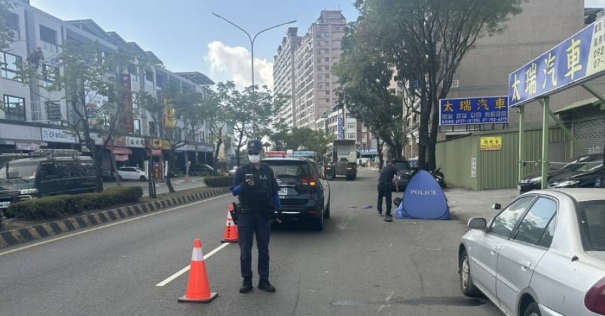 快訊／鳳山死亡車禍！騎士遭連結車輾過當場身亡
