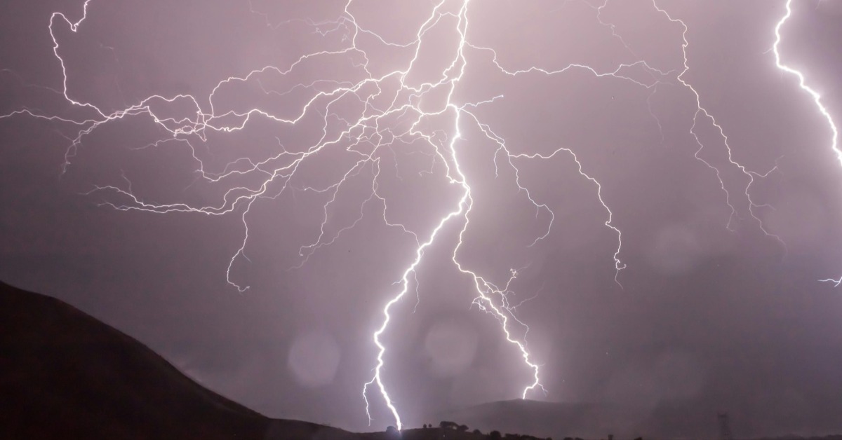 泰國一名61歲男子在雨天騎車前往甘蔗田查看水情時，不幸遭雷擊身亡。（示意圖／翻攝自Pexels）