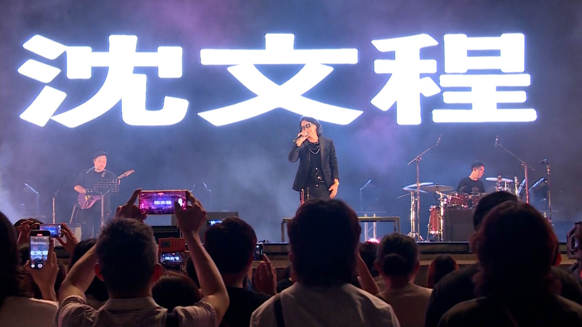 沈文程登台演出,跨世代金曲引全場大合唱。(圖/東森新聞)