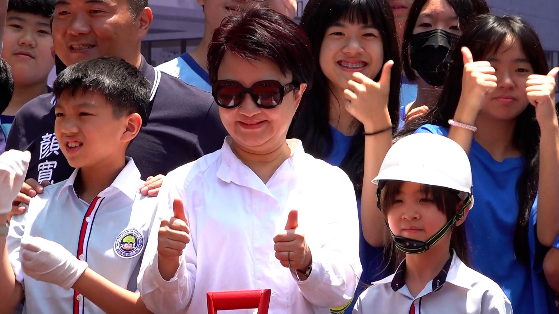 典禮現場氣氛溫馨,展現市府對下一代教育的重視與承諾。(圖/東森新聞)