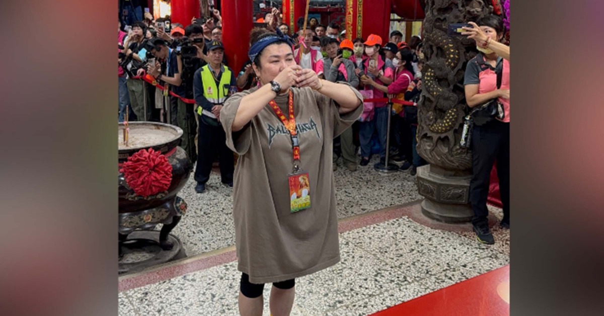 知名演員林美秀，以最平實自然的模樣，出現在白沙屯拱天宮，誠心參拜，獲得眾多網友大力讚賞。（圖／業者提供）