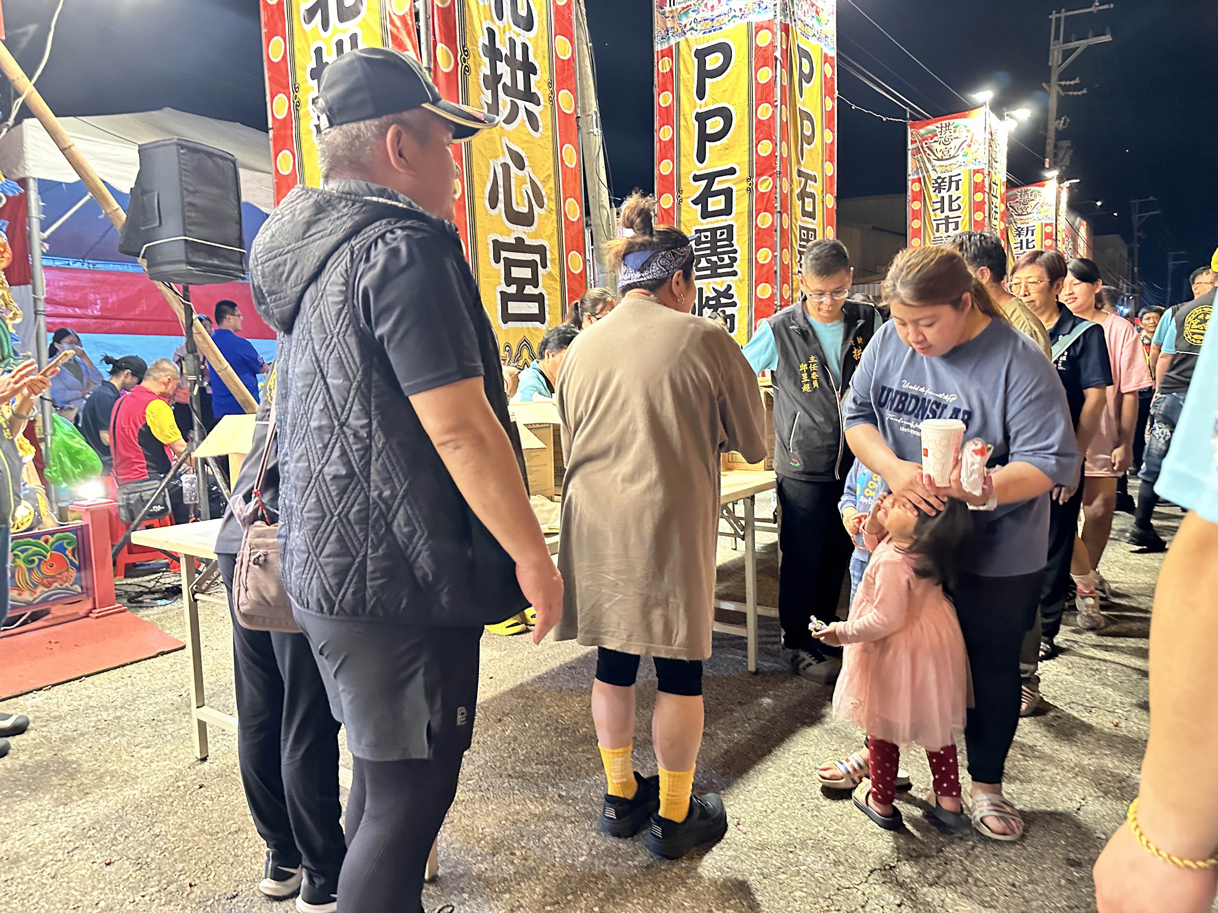 PP石墨烯與新北拱心宮及各方善心單位攜手合作，準備了3,000份點心，在拱天宮前發送給即將展開徒步旅程的香燈腳。（圖／業者提供）