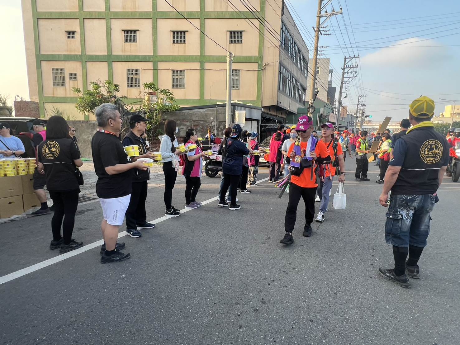 進香途中，在急行軍36小時衝北港這段體力與意志雙重考驗的路段，更準備了6,000份平安餐盒，讓香燈腳能夠在途中安心補給，維持體力。（圖／業者提供）