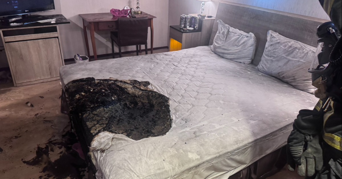 菸蒂引燃火勢，而床頭櫃還擺著數隻啤酒。（圖／翻攝畫面）