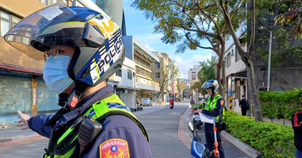 做警察後盾!淡水警執勤更安全 新北南屏基金會暖捐285警用安全帽