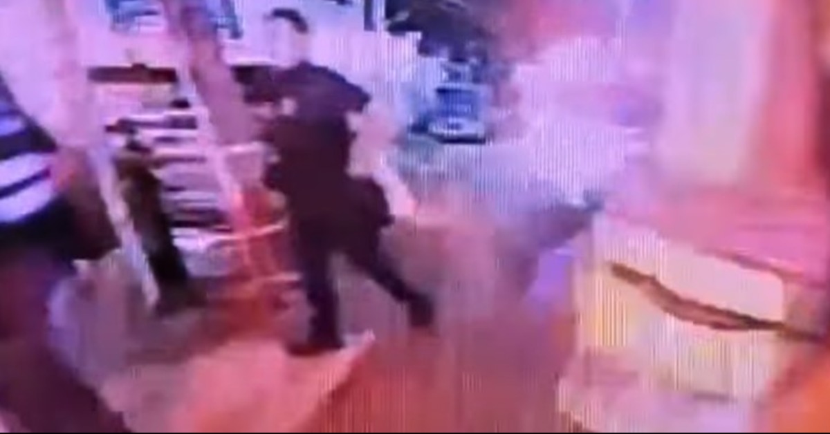 台南新營一名64歲的男子，因不滿比自己小17歲的太太太晚回家，疑似先拿椅子朝妻子丟，太太一氣之下持刀反擊，導致丈夫腹部被刀捅傷。（圖／東森新聞）